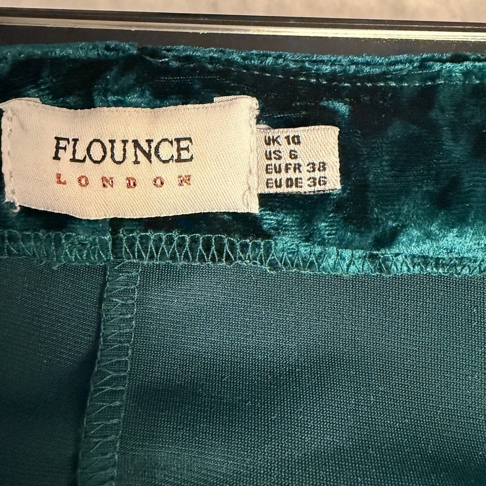 Elegant Velvet Midi Dress in Deep Green - Picture 3 of 5